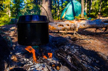 Kampanyada yangın çıktı. Ateşin yanında bir çaydanlık çay