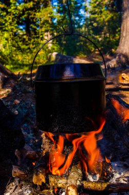 Kampanyada yangın çıktı. Ateşin yanında bir çaydanlık çay