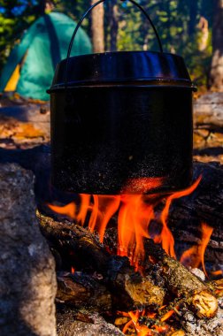 Kampanyada yangın çıktı. Ateşin yanında bir çaydanlık çay