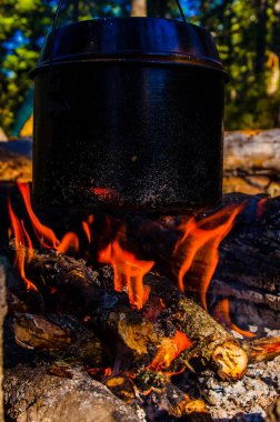 Kampanyada yangın çıktı. Ateşin yanında bir çaydanlık çay