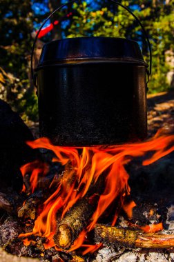 Kampanyada yangın çıktı. Ateşin yanında bir çaydanlık çay