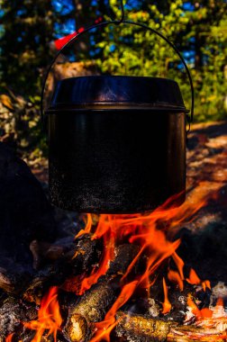 Kampanyada yangın çıktı. Ateşin yanında bir çaydanlık çay