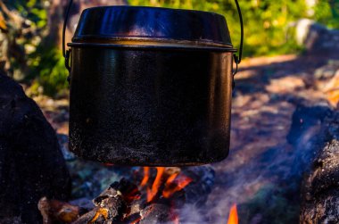 Kampanyada yangın çıktı. Ateşin yanında bir çaydanlık çay