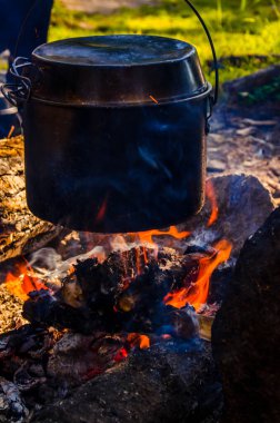 Kampanyada yangın çıktı. Ateşin yanında bir çaydanlık çay
