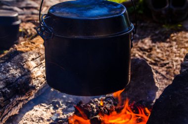 Kampanyada yangın çıktı. Ateşin yanında bir çaydanlık çay