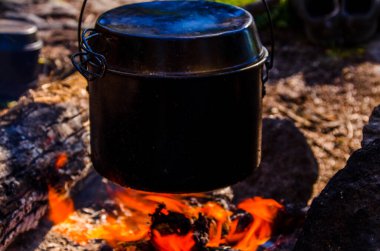 Kampanyada yangın çıktı. Ateşin yanında bir çaydanlık çay