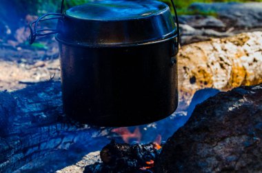 Kampanyada yangın çıktı. Ateşin yanında bir çaydanlık çay