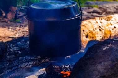 Kampanyada yangın çıktı. Ateşin yanında bir çaydanlık çay