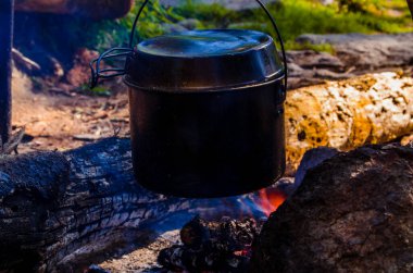 Kampanyada yangın çıktı. Ateşin yanında bir çaydanlık çay