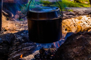 Kampanyada yangın çıktı. Ateşin yanında bir çaydanlık çay