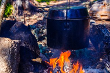 Kampanyada yangın çıktı. Ateşin yanında bir çaydanlık çay