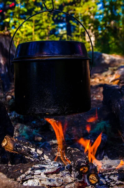 Tűz Kampányban Egy Csésze Tea Tűz Mellett — Stock Fotó