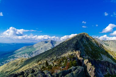 Yüksek dağdan görüntü. Gökyüzündeki bulutlar.