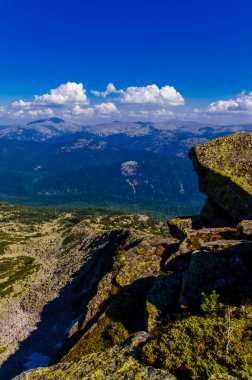 Yüksek dağdan görüntü. Gökyüzündeki bulutlar.