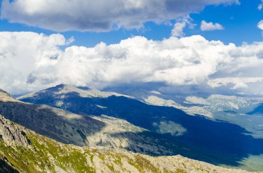 Yüksek dağdan görüntü. Gökyüzündeki bulutlar.