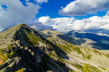 Yüksek dağdan görüntü. Gökyüzündeki bulutlar.