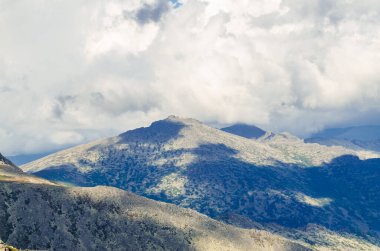 Yüksek dağdan görüntü. Gökyüzündeki bulutlar.