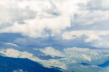 Yüksek dağdan görüntü. Gökyüzündeki bulutlar.