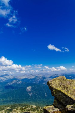 Yüksek dağdan görüntü. Gökyüzündeki bulutlar.