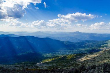 Yüksek dağdan görüntü. Gökyüzündeki bulutlar.