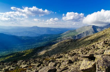 Yüksek dağdan görüntü. Gökyüzündeki bulutlar.