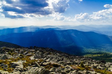 Yüksek dağdan görüntü. Gökyüzündeki bulutlar.