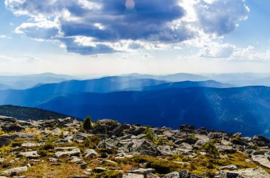 Yüksek dağdan görüntü. Gökyüzündeki bulutlar.