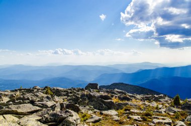 Yüksek dağdan görüntü. Gökyüzündeki bulutlar.
