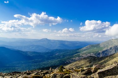 Yüksek dağdan görüntü. Gökyüzündeki bulutlar.