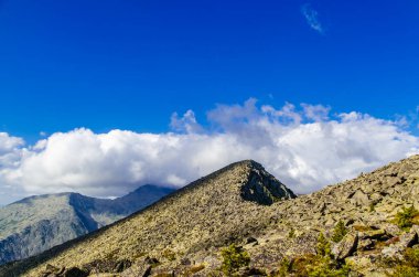 Yüksek dağdan görüntü. Gökyüzündeki bulutlar.