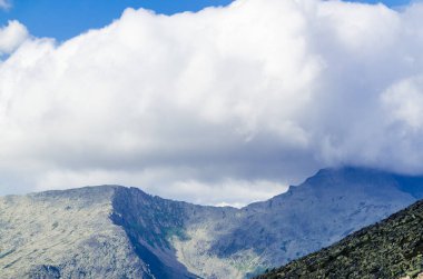 Yüksek dağdan görüntü. Gökyüzündeki bulutlar.
