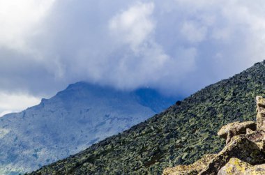 Yüksek dağdan görüntü. Gökyüzündeki bulutlar.