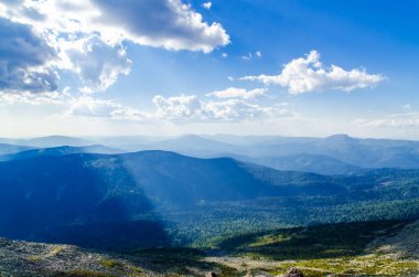 Yüksek dağdan görüntü. Gökyüzündeki bulutlar.