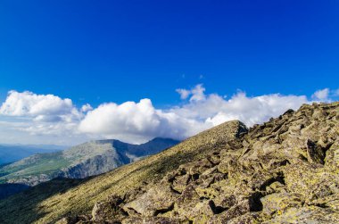 Yüksek dağdan görüntü. Gökyüzündeki bulutlar.