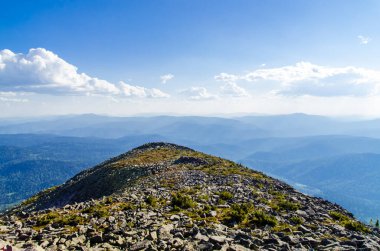 Yüksek dağdan görüntü. Gökyüzündeki bulutlar.