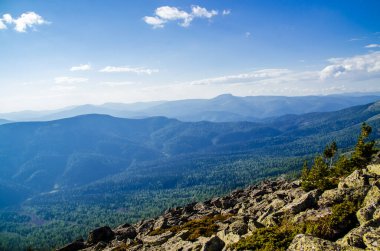 Yüksek dağdan görüntü. Gökyüzündeki bulutlar.