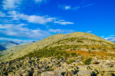 Yüksek dağdan görüntü. Gökyüzündeki bulutlar.