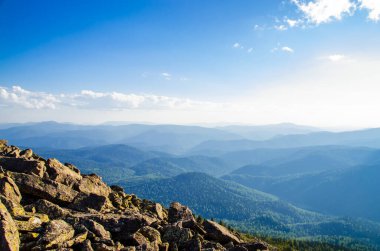 Yüksek dağdan görüntü. Gökyüzündeki bulutlar.