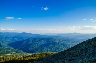 Yüksek dağdan görüntü. Gökyüzündeki bulutlar.