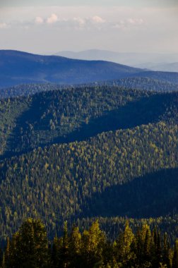 Yüksek dağdan görüntü. Gökyüzündeki bulutlar.