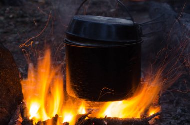 Kampanyada yangın çıktı. Ateşin yanında bir çaydanlık çay