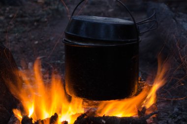Kampanyada yangın çıktı. Ateşin yanında bir çaydanlık çay