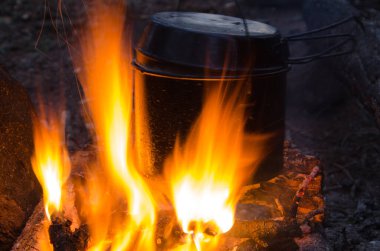 Kampanyada yangın çıktı. Ateşin yanında bir çaydanlık çay