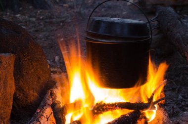 Kampanyada yangın çıktı. Ateşin yanında bir çaydanlık çay