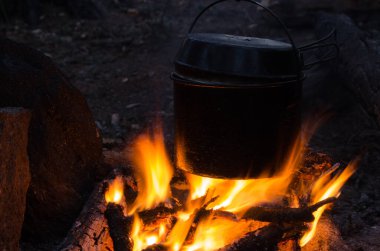 Kampanyada yangın çıktı. Ateşin yanında bir çaydanlık çay