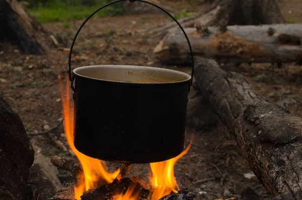 キャンペーンで火が燃える 火によるお茶のポット — ストック写真