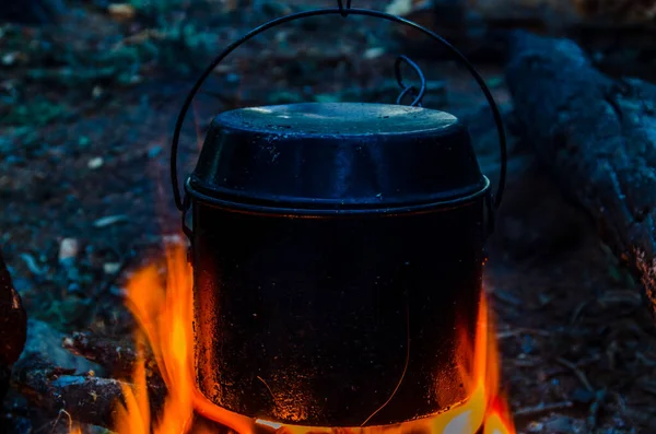 火在战役中燃烧 火边的一壶茶 — 图库照片