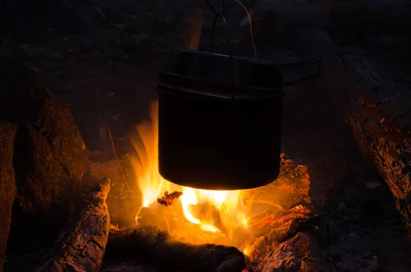 キャンペーンで火が燃える 火によるお茶のポット — ストック写真