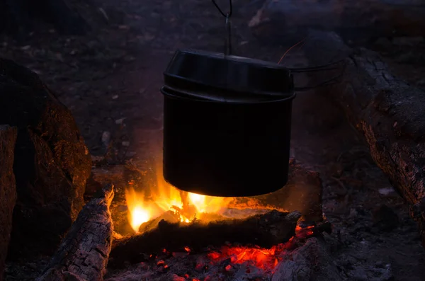 Φωτιά Καίει Στην Εκστρατεία Κατσαρόλα Τσάι Δίπλα Στη Φωτιά — Φωτογραφία Αρχείου