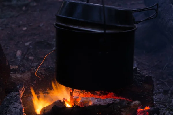 Vuur Brandt Campagne Pot Thee Bij Het Vuur — Stockfoto